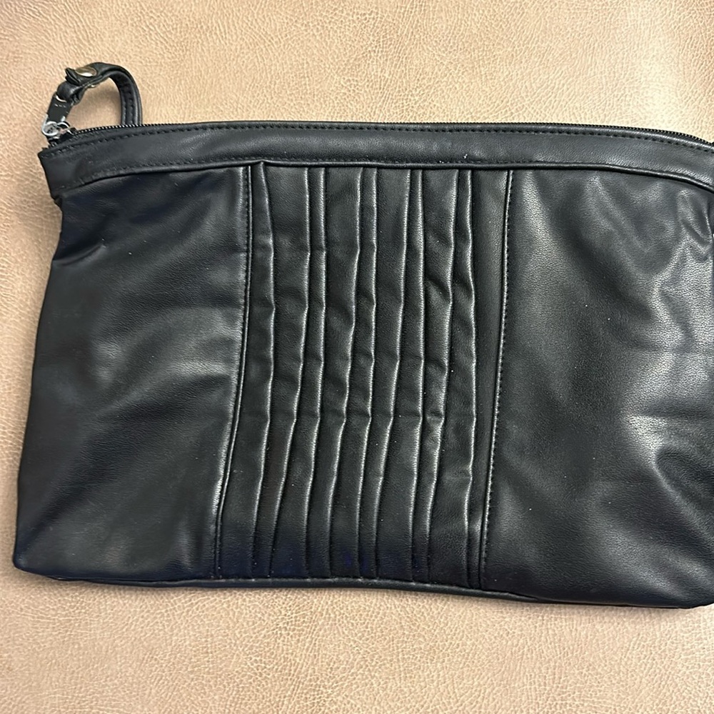 Black clutch‎ purse.